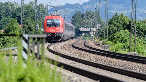 Ein &ouml;sterreichischer Zug auf der alten Bahnstrecke Rosenheim - Kufstein im bayerischen Inntal. Die DB plant den Neubau mit einem gigantischen Puffer f&uuml;r Inflation und sonstige Risiken. (Archiv)