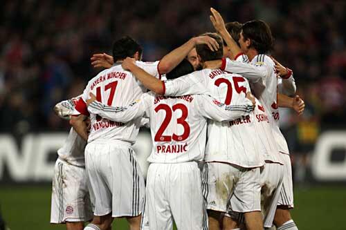 Jubelnde Bayern-Spieler in Hannover