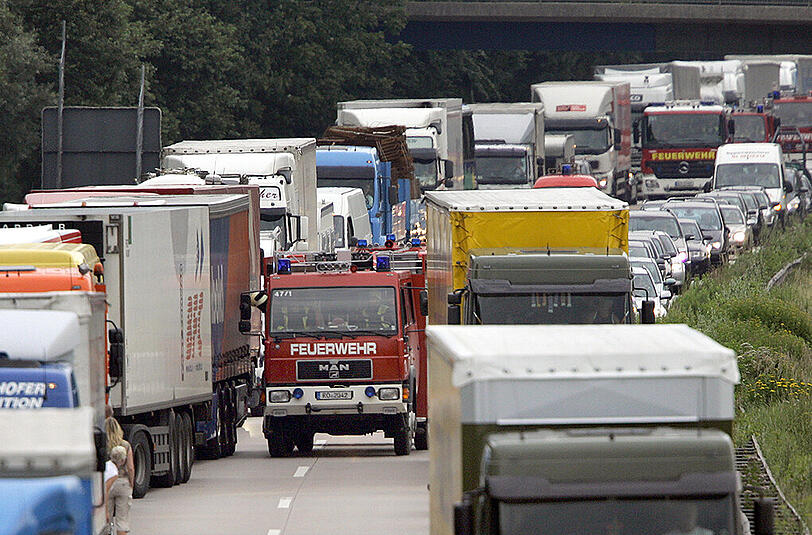 Verkehrsteilnehmer, die im Stau stehen, sollten wissen, wie eine Rettungsgasse gebildet wird.