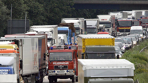 Verkehrsteilnehmer, die im Stau stehen, sollten wissen, wie eine Rettungsgasse gebildet wird.