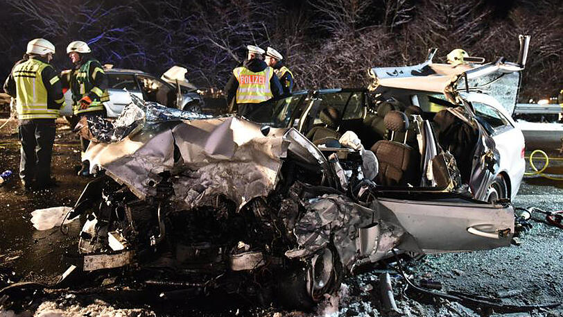 An der Unfallstelle bot sich ein Bild der Verwüstung. Die zwei Autos waren komplett zerstört.
