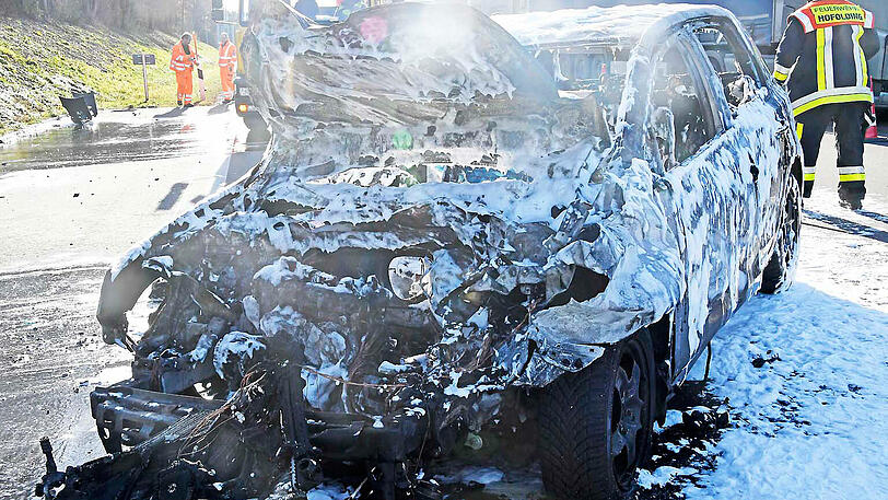 Glück gehabt: Bei einem Unfall auf der A8 zwischen Taufkirchen und Brunnthal kann sich ein Paar gerade noch rechtzeitig aus einem brennenden VW Golf befreien. Die Bilder von der Unfallstelle zum Durchklicken.