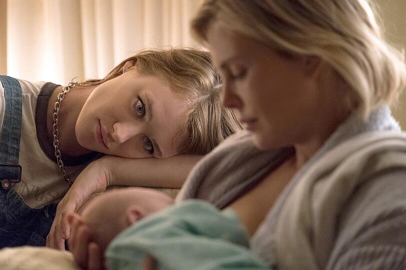 Tully (Mackenzie Davis, links) rettet Marlo (Charlize Theron) als leicht wahnsinnige Mary-Poppins-Figur aus der Mutterschafts-Hölle.