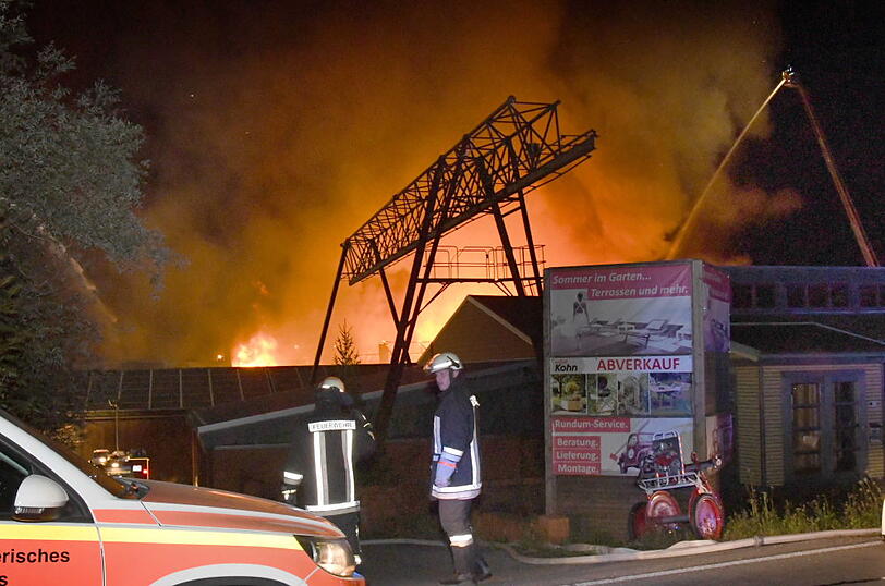 Mehrere Lagerhallen brannten beinahe vollkommen ab - die Feuerwehr war die ganze Nacht im Einsatz. Die Bilder.