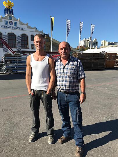 Die heimlichen Könige der Wiesn: Toni Pletschacher und sein Sohn Tobias auf der Theresienwiese. Bis zum 10. November müssen sie ihre vielen Zelte wieder abbauen und in die Lagerhallen bringen.