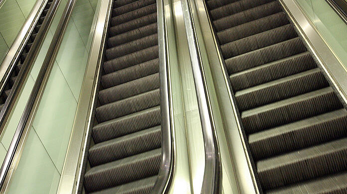 Der Betrunkene stürzte auf der Rolltreppe und zog sich unter anderem eine Platzwunde am Kopf zu. (Symbolbild)