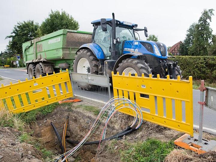 Auch auf dem flachen Land brauchen Firmen das schnelle Internet: Baugrube für Glasfaserleitungen im niedersächsischen Dorf Gretenberg.