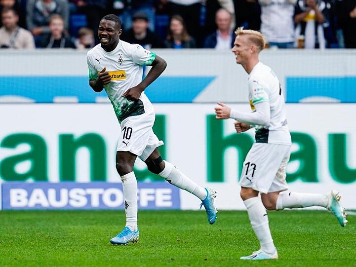Gladbachs Torschütze Marcus Thuram (l) jubelt mit Gladbachs Oscar Wendt über das Tor zum 0:2.