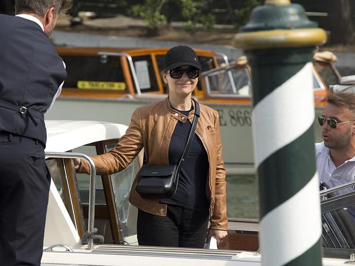 Juliette Binoche trifft auf dem Lido ein.