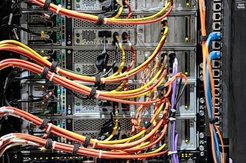 Die Verkabelung eines HighTech-Computers auf der CeBit in Hannover.