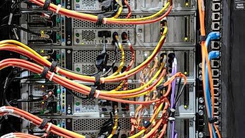 Die Verkabelung eines HighTech-Computers auf der CeBit in Hannover.