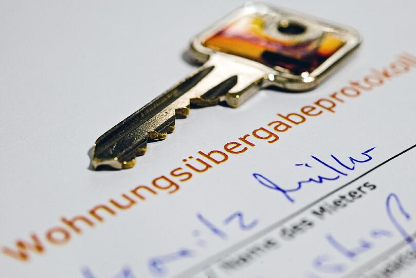 Protokoll zum Schlüssel: Bei der Übergabe sollten Mieter und Vermieter alle Räume gemeinsam inspizieren.
