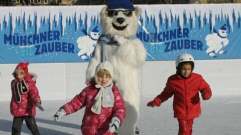 Wer nach einem Einkaufsbummel gleich Lust hat, kann direkt am Stachus die Schlittschuhe anschnallen.