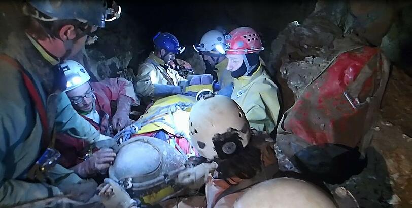 Der Trupp mit dem verletzten Höhlenforscher Johann Westhauser in der Riesending-Schachthöhle bei Berchtesgaden.
