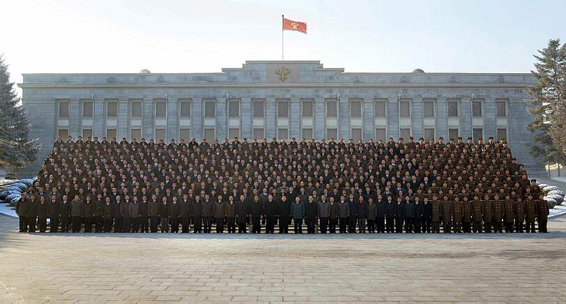 Die nordkoreanische Staatsführung hat sich nach dem Atombombentest zu einem netten Gruppenfoto zusammengefunden...