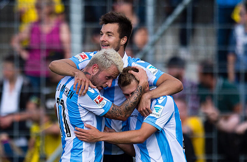 Feiern das 1:0: Daniel Adlung (l-r), Stefan Mugosa und Levent Aycicek