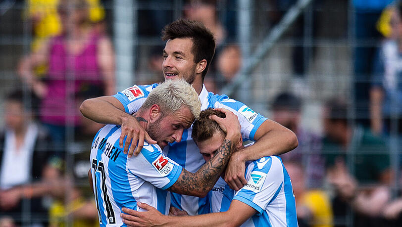 Feiern das 1:0: Daniel Adlung (l-r), Stefan Mugosa und Levent Aycicek Feiern das 1:0: Daniel Adlung (l-r), Stefan Mugosa und Levent Aycicek