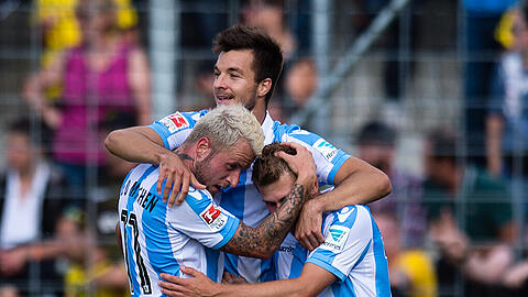 Feiern das 1:0: Daniel Adlung (l-r), Stefan Mugosa und Levent Aycicek