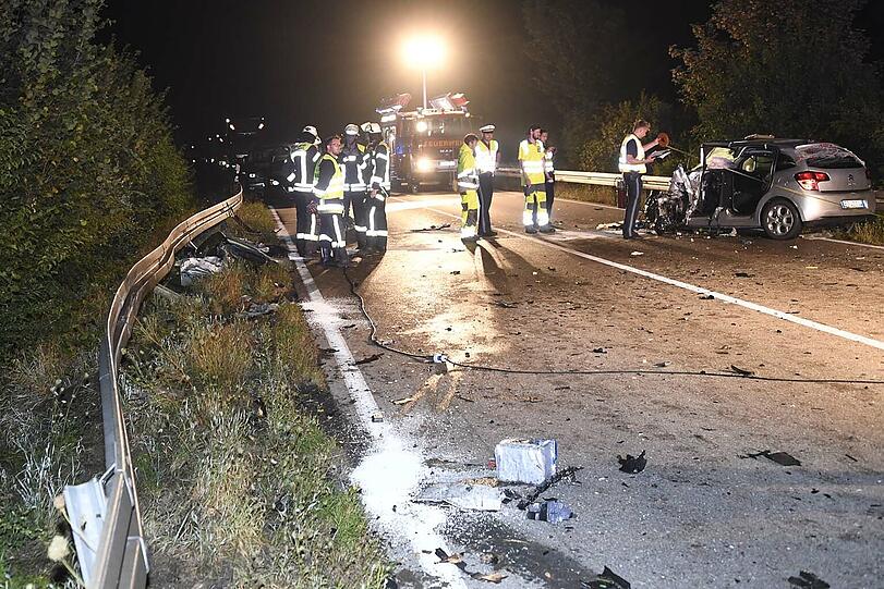 Trümmerfeld auf der Staatsstraße 2580: Der Bergungseinsatz dauerte zwei Stunden.