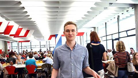 Florian Siekmann (23) gibt der AZ in der Mensa der LMU ein Interview.