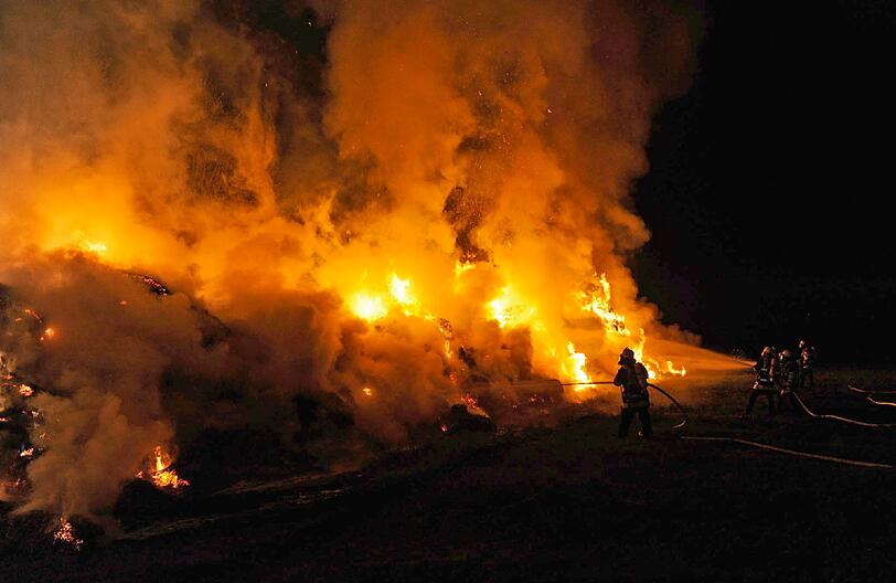 Die 700 gepressten Strohballen brennen lichterloh.