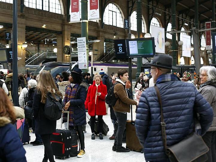 Menschen warten am Bahnhof Paris-Nord auf ihre Züge. Wegen der Streiks gegen die geplante Rentenreform ist der Bahnverkehr im ganzen Land erheblich gestört.