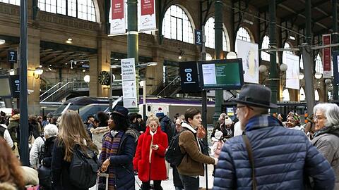 Menschen warten am Bahnhof Paris-Nord auf ihre Züge. Wegen der Streiks gegen die geplante Rentenreform ist der Bahnverkehr im ganzen Land erheblich gestört.