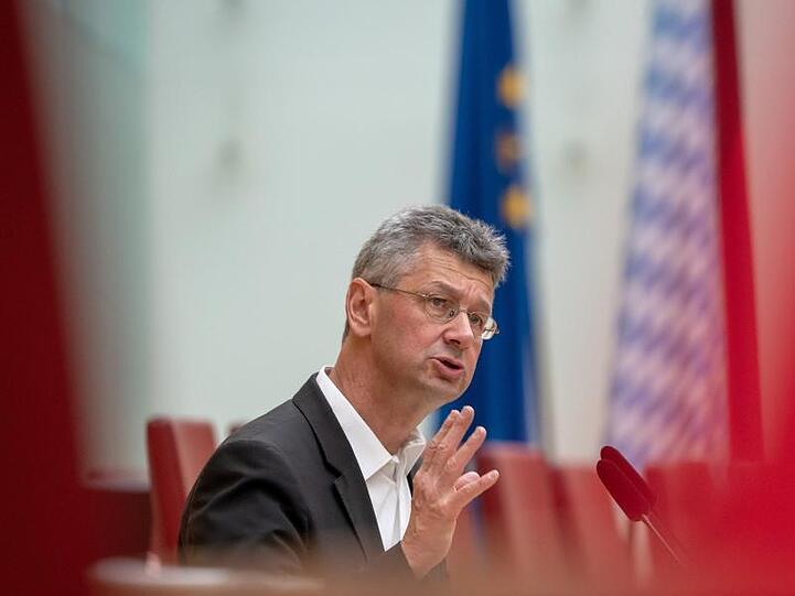 Michael Piazolo (Freie Wähler), Staatsminister für Unterricht und Kultus, nimmt an der Sitzung des bayerischen Landtags teil. Foto: Peter Kneffel/Archiv