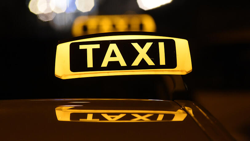Der Taxifahrer wollte die 18-Jährige küssen, forderte sie unter anderem auch zum Oralsex auf. (Symbolbild)