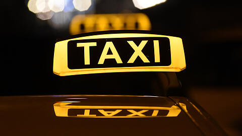 Der Taxifahrer wurde nicht verletzt, das Kommissariat 21 ermittelt wegen des versuchten Raubes.  (Symbolbild)