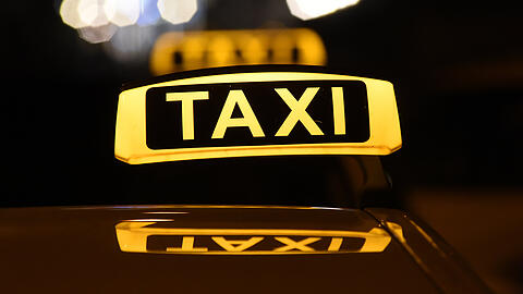 Der Taxifahrer stoppte letztendlich, nachdem er wegen der Schläge beinahe einen Unfall verursacht hatte. (Symbolbild)