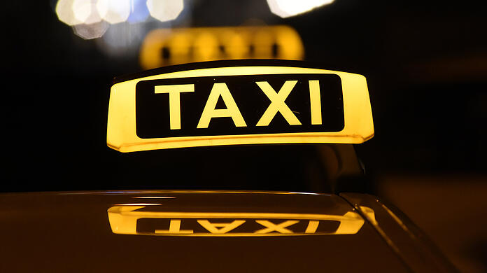 Der Taxifahrer wollte die 18-Jährige küssen, forderte sie unter anderem auch zum Oralsex auf. (Symbolbild)