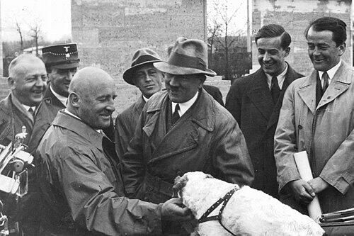 Julius Streicher und Adolf Hitler 1935 in Nürnberg. Streicher führte 1933 einen &bdquo;Frankentag&ldquo; ein &ndash; mit dem jetzigen hat das nichts zu tun.
