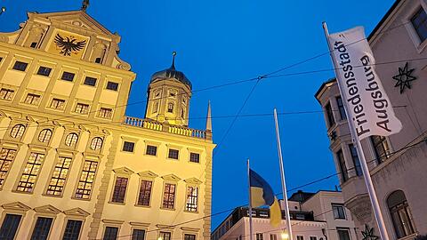 Vor wenigen Tagen wehte in Augsburg noch eine Israelflagge. Inzwischen wurde sie mit einer neutralen Friedensflagge ersetzt.