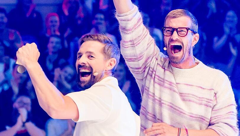 Klaas Heufer-Umlauf (l.) und Joko Winterscheidt bejubeln bei "Joko und Klaas gegen ProSieben - Teil 2: Die Rückkehr" ihren Sieg.