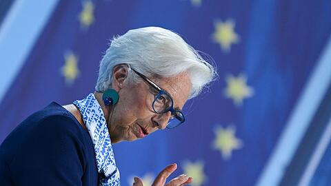 EZB-Präsidentin Christine Lagarde stellt die neueste Konjunkturprognose der Notenbank vor. (Archivbild)