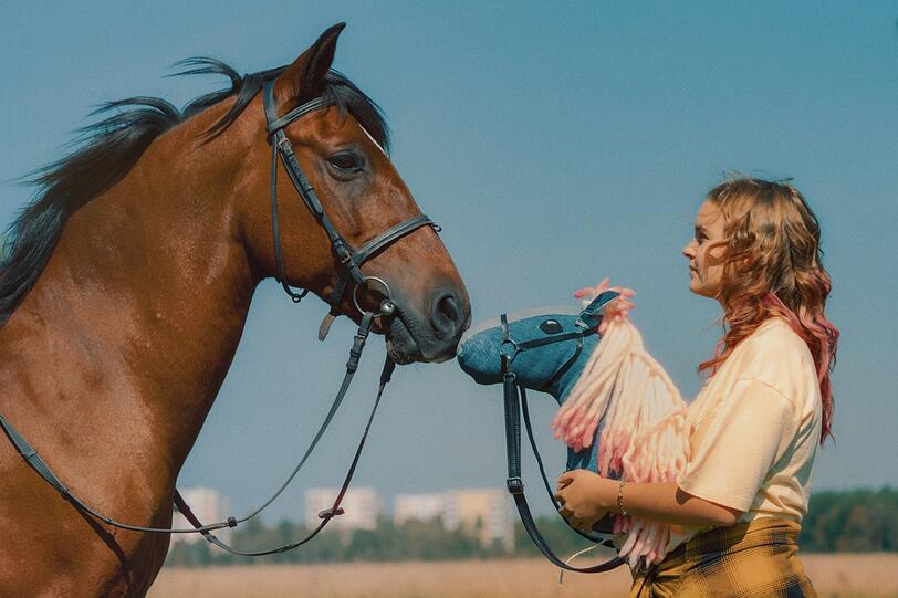 Echtes Pferd trifft Steckenpferd: Sarah (Manon Debaille) hat ein ausgefallenes Hobby.