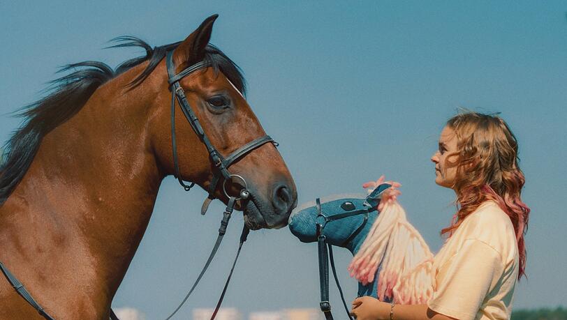 Echtes Pferd trifft Steckenpferd: Sarah (Manon Debaille) hat ein ausgefallenes Hobby.