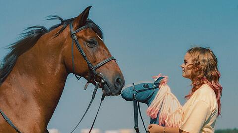 Echtes Pferd trifft Steckenpferd: Sarah (Manon Debaille) hat ein ausgefallenes Hobby.