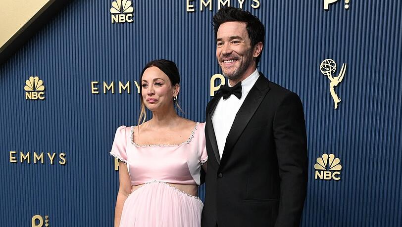 Kaley Cuoco hüllte ihren Babybauch in ein zartrosafarbenes Kleid, als sie Tom Pelphrey an seinem Emmy-Abend unterstützte. Kaley Cuoco hüllte ihren Babybauch in ein zartrosafarbenes Kleid, als sie Tom Pelphrey an seinem Emmy-Abend unterstützte.