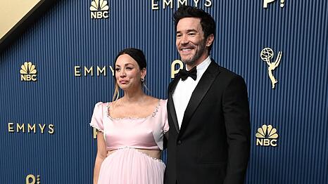 Kaley Cuoco h&uuml;llte ihren Babybauch in ein zartrosafarbenes Kleid, als sie Tom Pelphrey an seinem Emmy-Abend unterst&uuml;tzte.