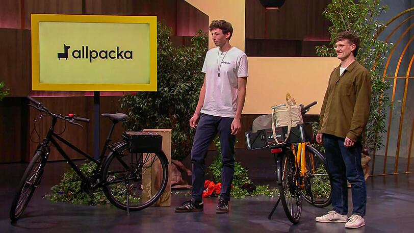 Mit ihrem "allpacka One" wollen Jonathan Vincentz (rechts) und Lukas Ludwig die Löwen überzeugen. Mit ihrem "allpacka One" wollen Jonathan Vincentz (rechts) und Lukas Ludwig die Löwen überzeugen.