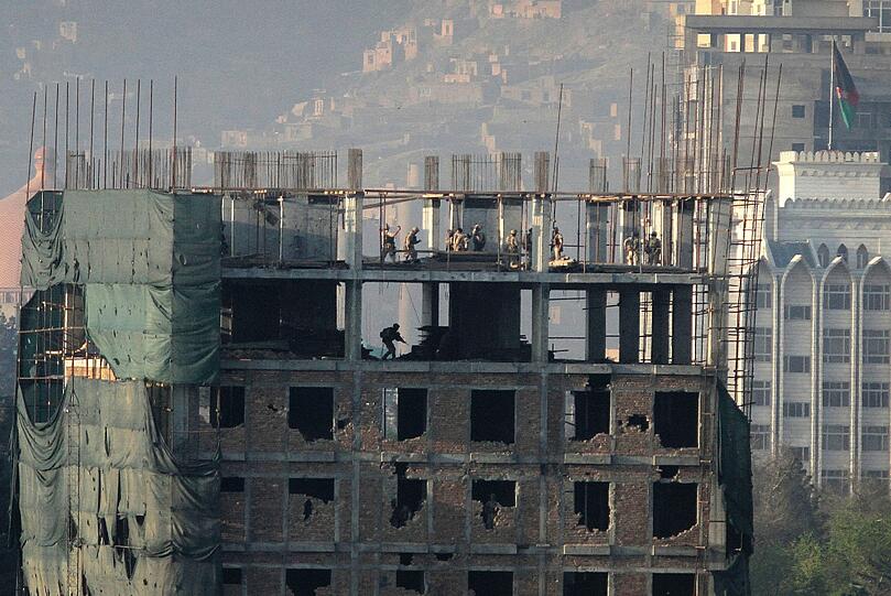 Überreste der Schlacht im Diplomatenviertel: Erst nach 18 Stunden, am frühen Montagmorgen, konnte der Angriff der Taliban niedergeschlagen werden. Mindestens 47 Tote wurden gezählt. 36 sollen Taliban gewesen sein. Die Bilder