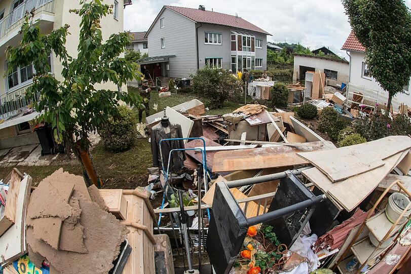 Berge von Sperrmüll liegen nach dem Hochwasser in Fischerdorf auf den Straßen