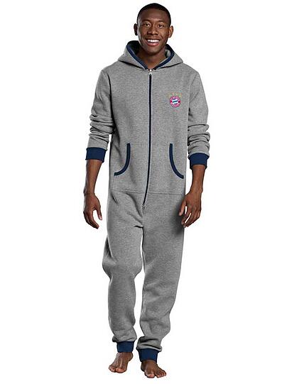 Couch-Mode: Wer mag, kann jetzt in ein FC-Bayern-Jumpsuit hüpfen. David Alaba präsentiert das trendy Teil für den Rekordmeister.