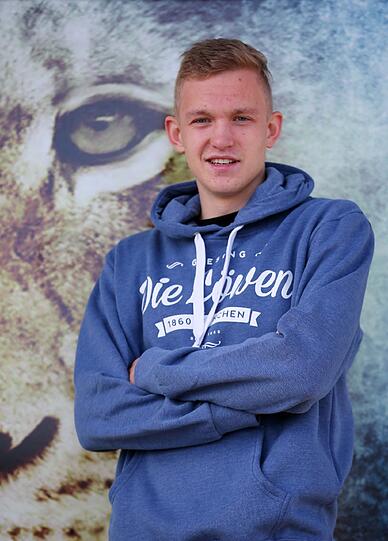 Hier wird Jannik Bandowski am Trainingsgelände des TSV 1860 vorgestellt.