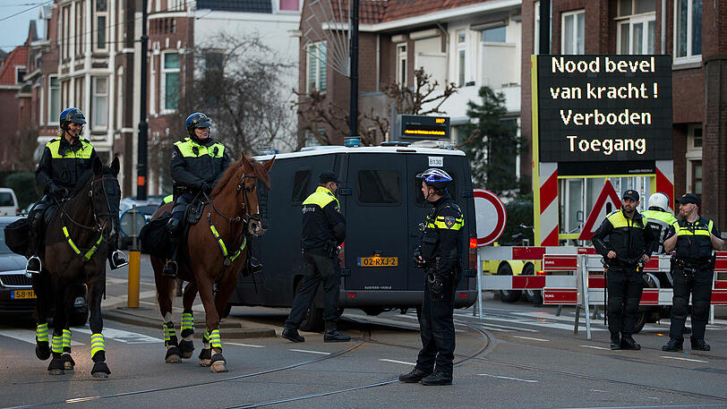 Niederländische Polizeikräfte riegeln den Zugang zum türkischen Konsulat in Rotterdam ab.