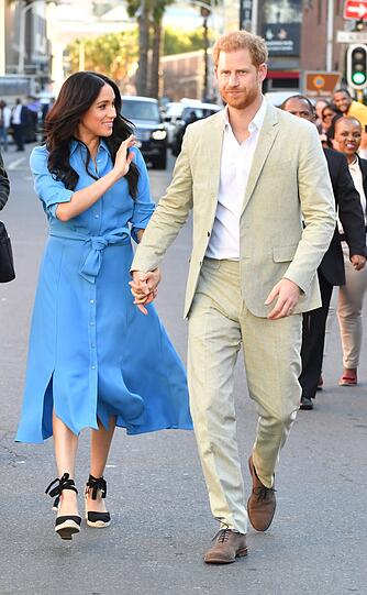 Am Abend des ersten Tages ihrer Afrika-Reise besuchen Meghan und Harry das District Six Museum in Kapstadt. Die Herzogin von Sussex hat das Wickelkleid gegen ein hellblaues Hemdkleid eingetauscht.