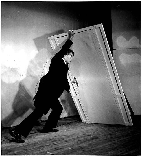 Philipp Arp bei einer &bdquo;Originalsprengung&ldquo; anno 1977 im Theater am Sozialamt. Das Foto stammt aus dem Jubiläumsbuch.