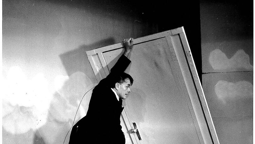 Philipp Arp bei einer „Originalsprengung“ anno 1977 im Theater am Sozialamt. Das Foto stammt aus dem Jubiläumsbuch. Philipp Arp bei einer „Originalsprengung“ anno 1977 im Theater am Sozialamt. Das Foto stammt aus dem Jubiläumsbuch.